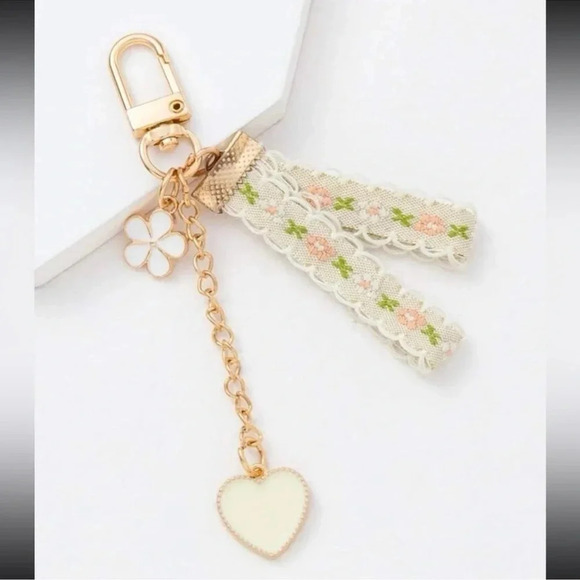 Lace Heart & Flower Keychain - Picture 1 of 4